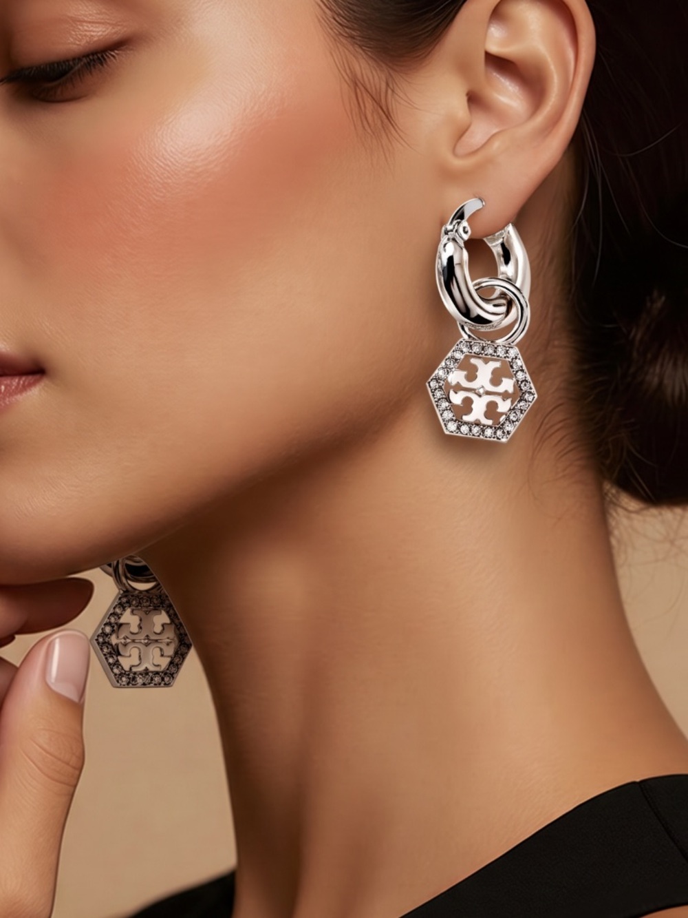 ❌PRICE DROP❌BNWT TORI BURCH HUGGIES PAVE ROUND/SILVER/CRYSTAL EARRINGS.